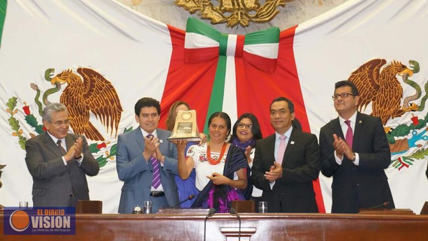 Instancias educativas deberían de dar platicas sobre la mujer indígena: Condecorada 