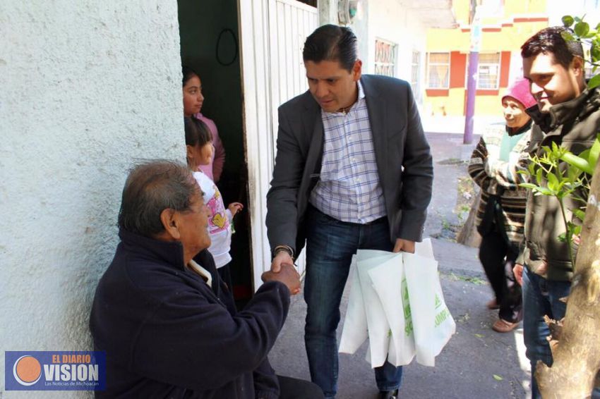 Ernesto Núñez continúa gira casa por casa en dos colonias de Morelia