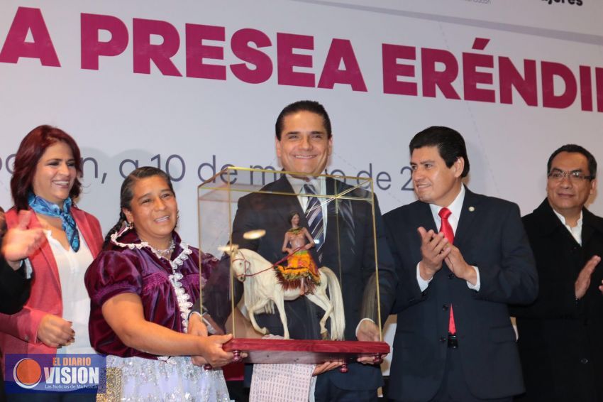 Gobernador entrega la Presea Eréndira 