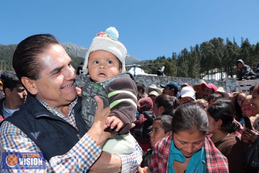 Entrega Gobernador apoyos a damnificados en Ocampo    