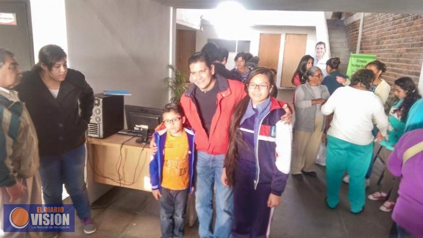 Ernesto Núñez entrega lentes oftalmológicos a niños y adultos mayores