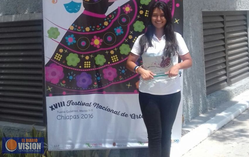 Alumna del CECyTEM gana el primer lugar en concurso Nacional de Oratoria