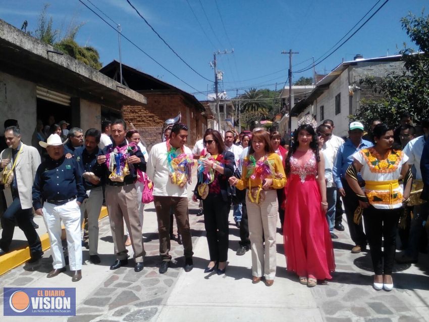 Alcaldesa de Madrigal de las Altas Torres de España es recibida en Tingambato
