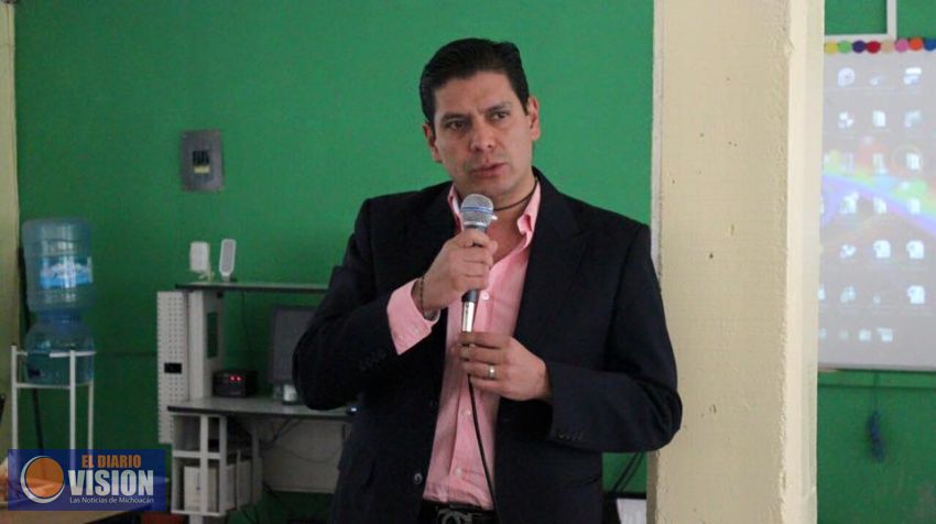 Apoya Ernesto Núñez  a discapacitados con la construcción de rampas en escuela pública
