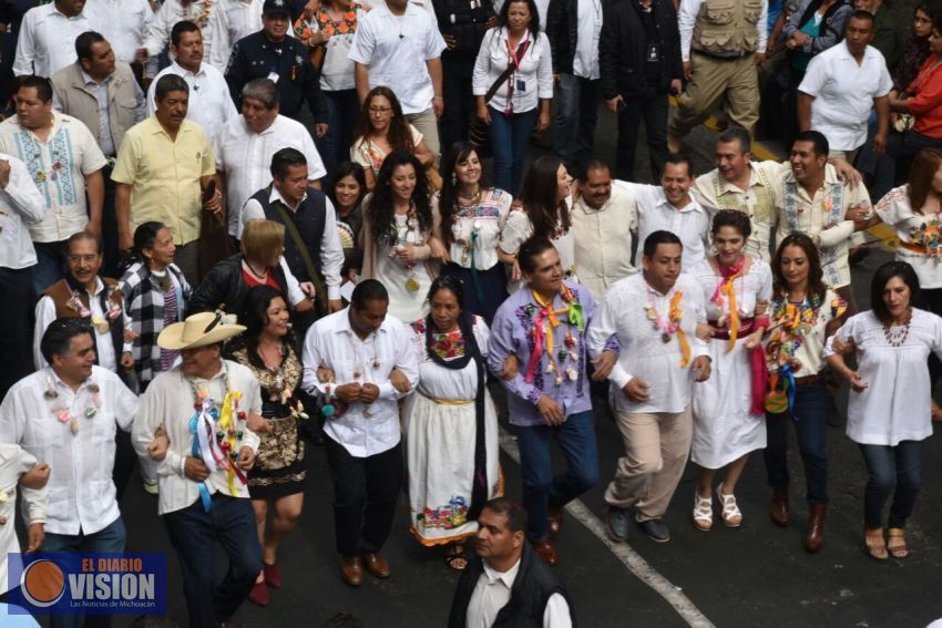 Realizan el tradicional desfile de Semana Santa en Uruapan. 
