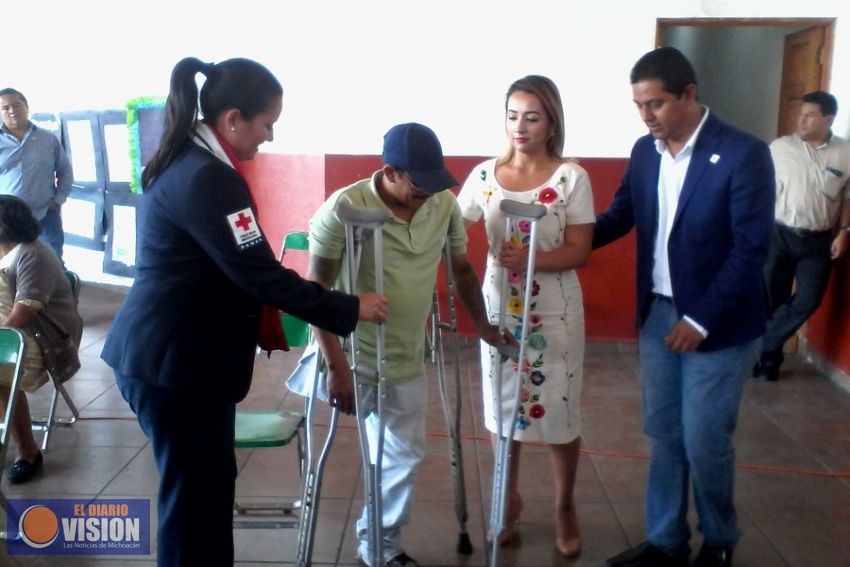 Taretenses con alguna discapacidad mejoran su movilidad con aparatos del DIF
