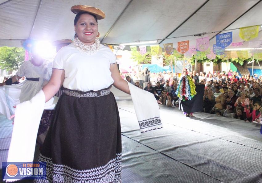 Entregan reconocimientos a artesanos de Michoacán 