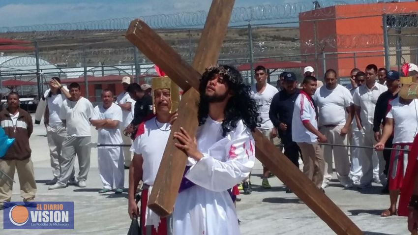 Internos de los Ceresos de Michoacàn, participan en representación de Pasión de Cristo