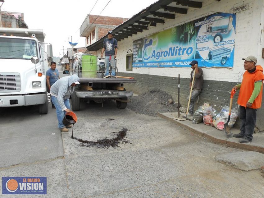 En marcha, programa de bacheo en calles de Charapan: Juan Carlos Hernández 