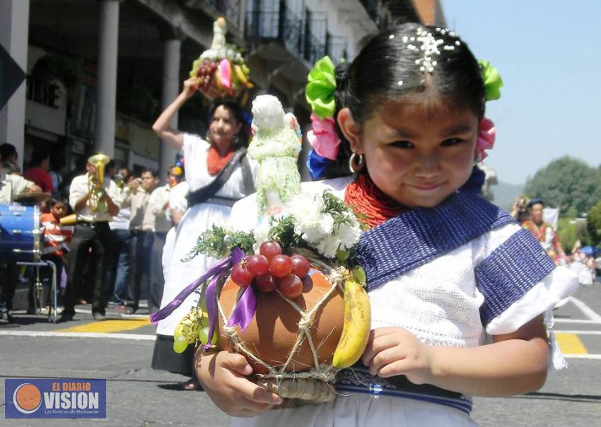 Uruapan se viste de gala, hoy domingo Desfile de las Aguadoras 