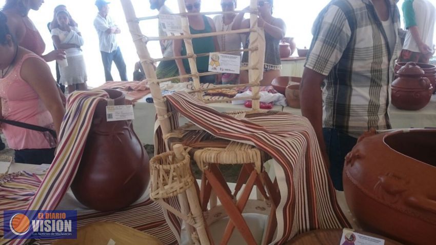 Artífices de la Costa michoacana exhiben sus obras de alfarería, madera y textil 
