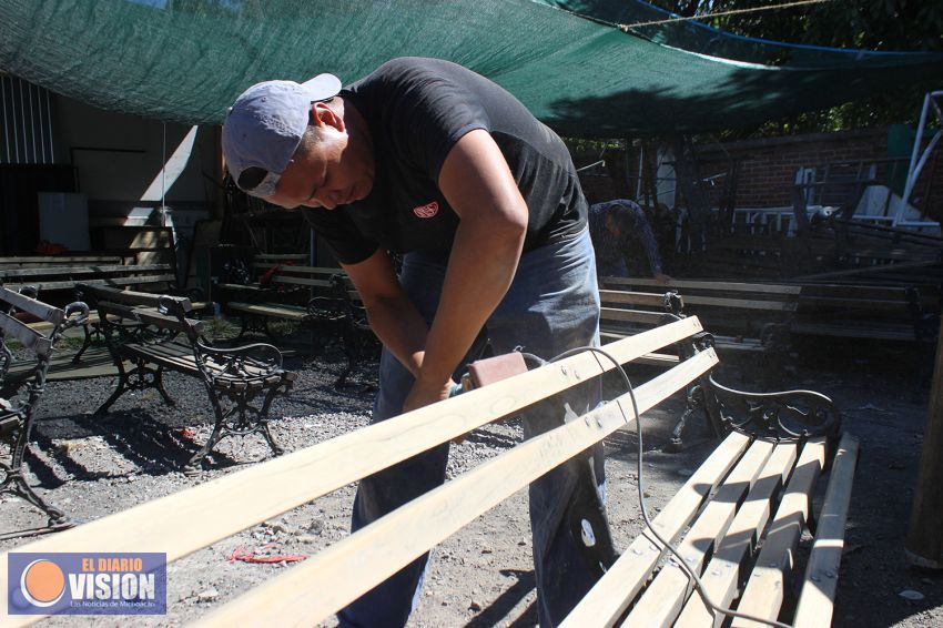 Ayuntamiento de Uruapan remoza más de 100 bancas del Centro Histórico