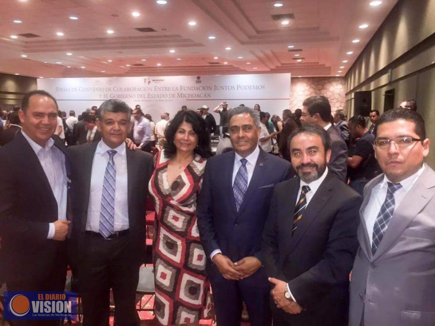 Alejandro Bustos, Director de Bachilleres, asiste a firma de acuerdo Migrante.