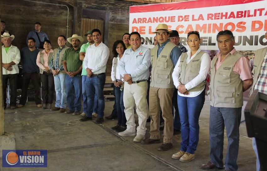 Arrancó rehabilitación de caminos rurales en la zona sur de Uruapan
