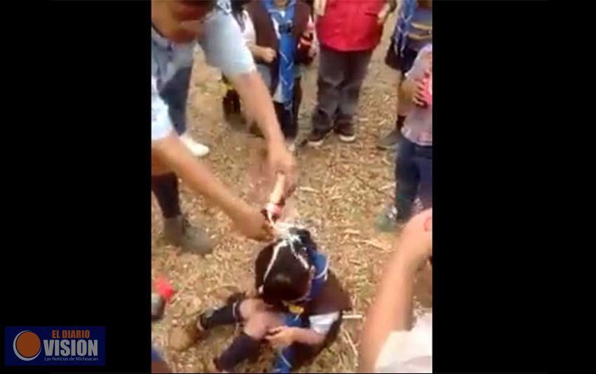 Scouts bañan a niña con refresco en supuesta novatada en Edomex
