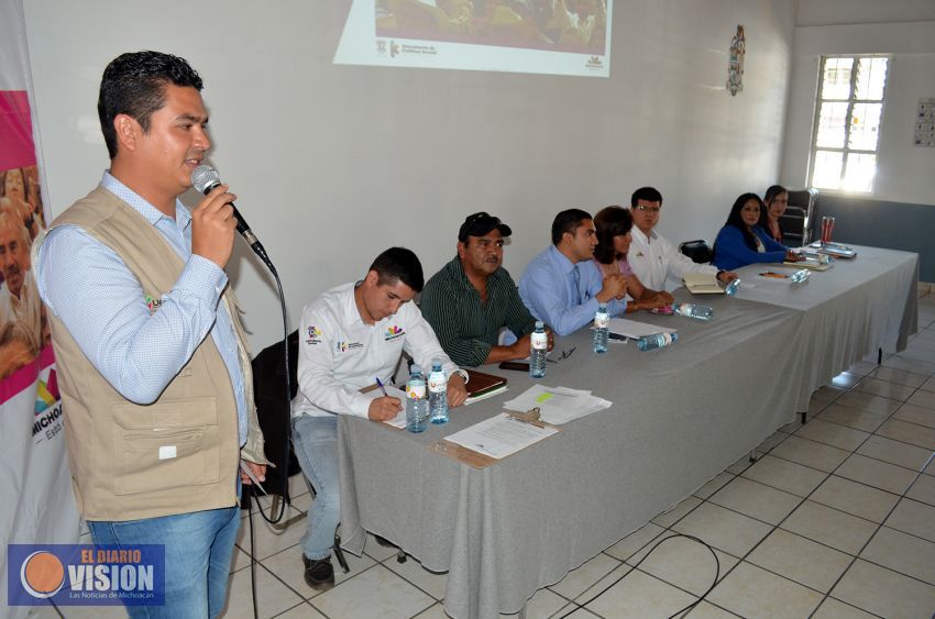 Capacitan a funcionarios de municipios de la región de Uruapan sobre programa 