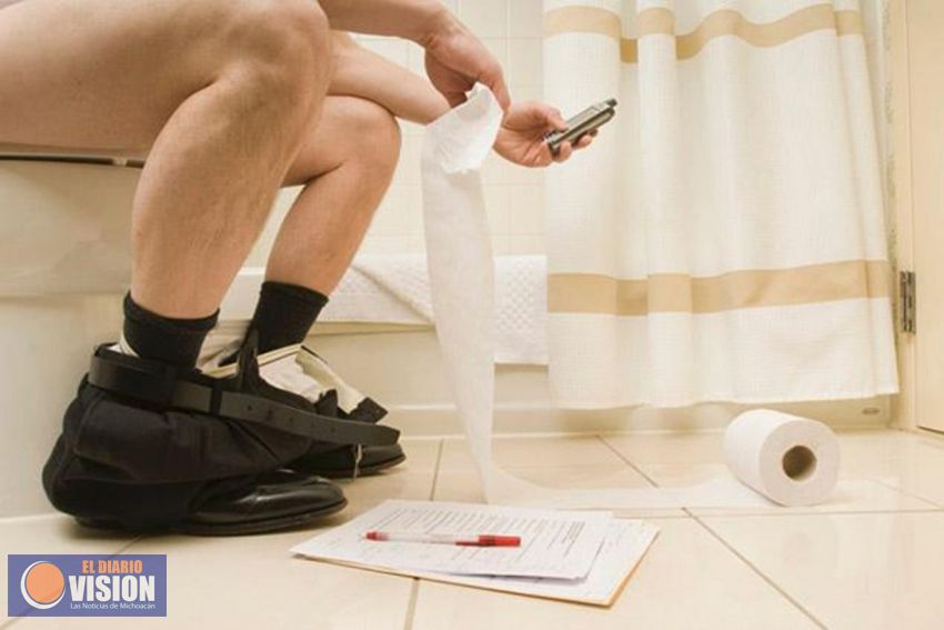 Por estas razones no deberías llevar tu celular al baño