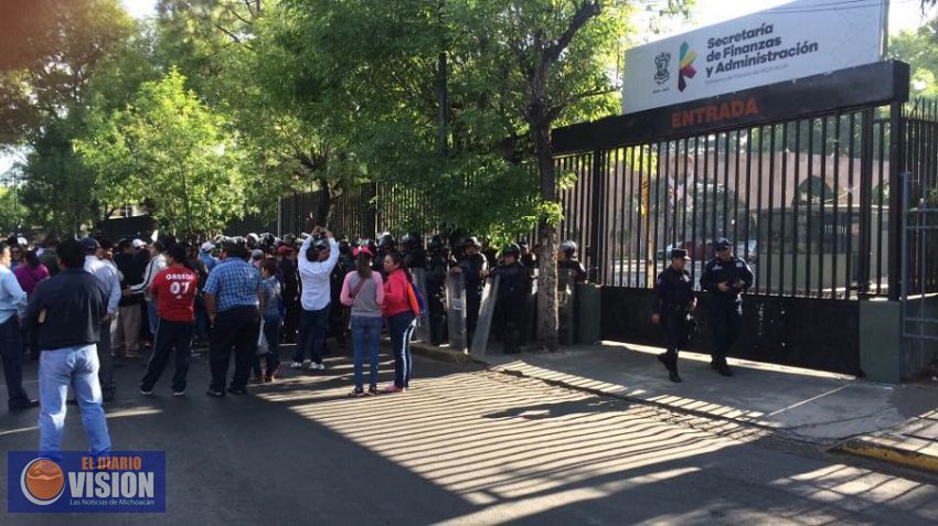 Profesores de la CNTE se manifestaron en Secretaria de Finanzas 