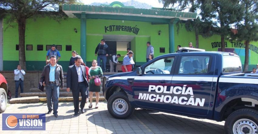 Entregan patrulla a la  comunidad de Cherán