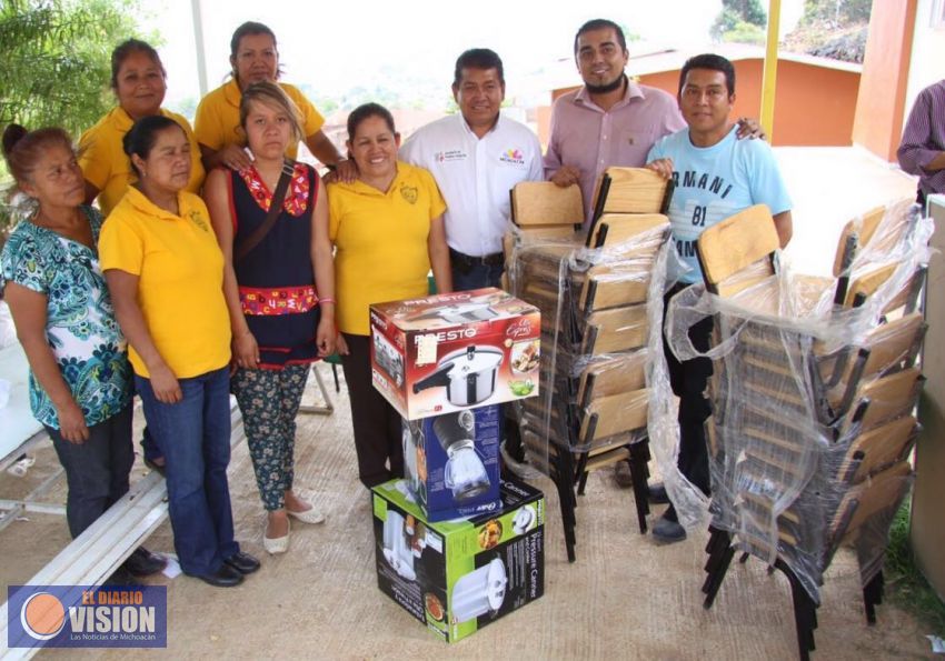 Comunidades purépechas ya cuentan con equipos de cómputo