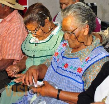 100 personas beneficiadas con lentes y sillas de ruedas en Tenencia Morelos