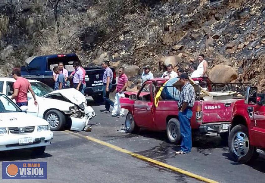 Cinco heridos en choque  de automóvil y camioneta