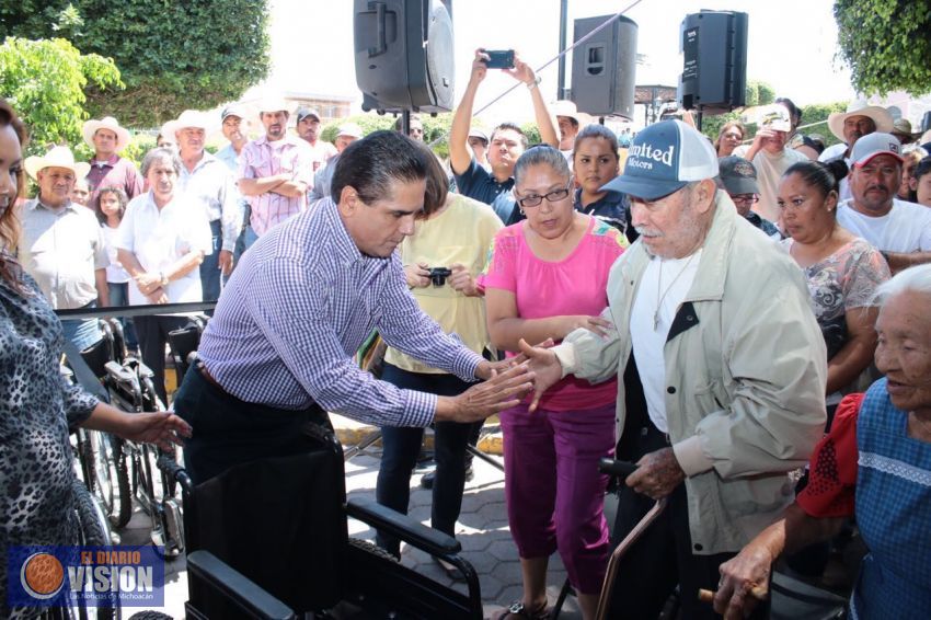 Entrega Silvano Aureoles obras y apoyos para autoempleo en Yurécuaro 