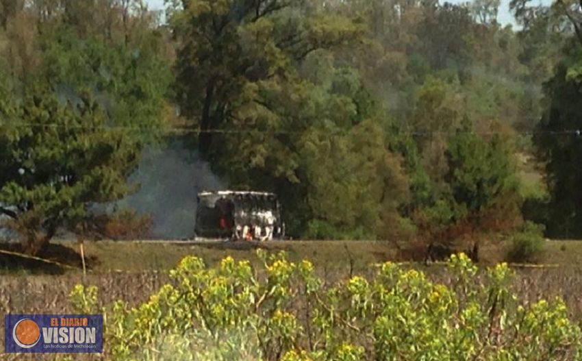 Gente armada intercepta autobús y le prende fuego en ruta Zamora-Uruapan