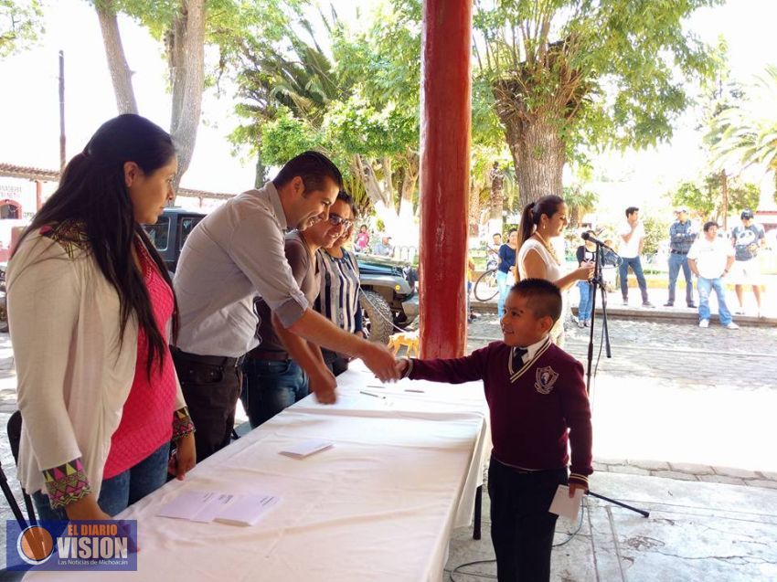 En Erongarícuaro, entregan becas a niños y jóvenes: Adrian Melgoza