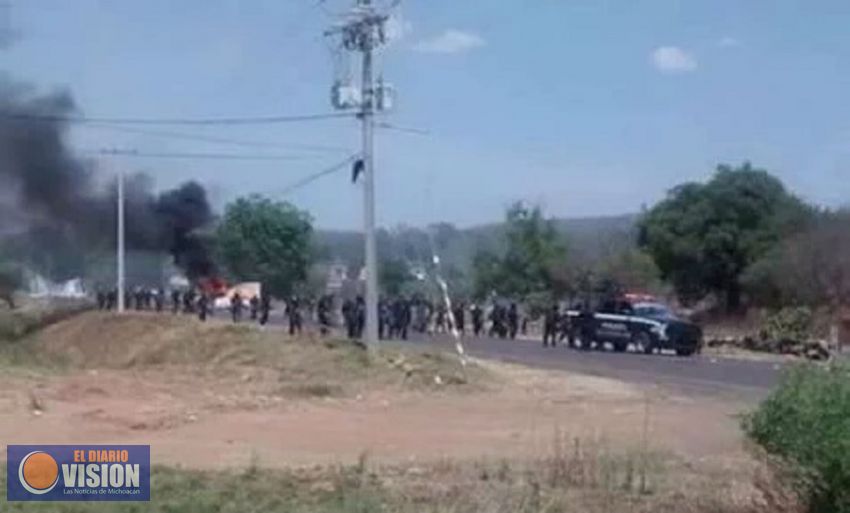 Se enfrentan normalistas y policías antimotines; incendian autos 