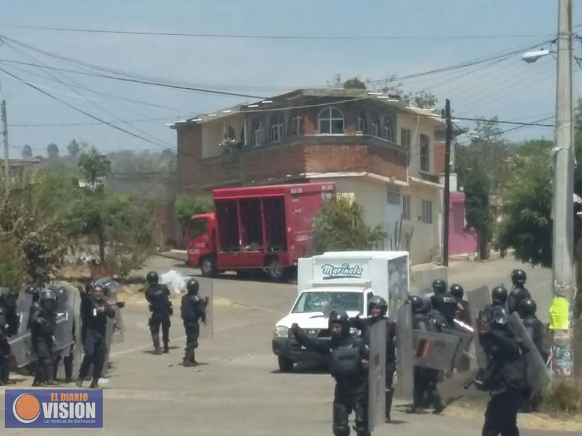 Fue liberada la vía del tren en la comunidad de Tiripetío ante bloqueo de normalistas 