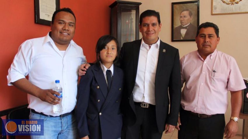 Ernesto Núñez entrega apoyos para escuela pública