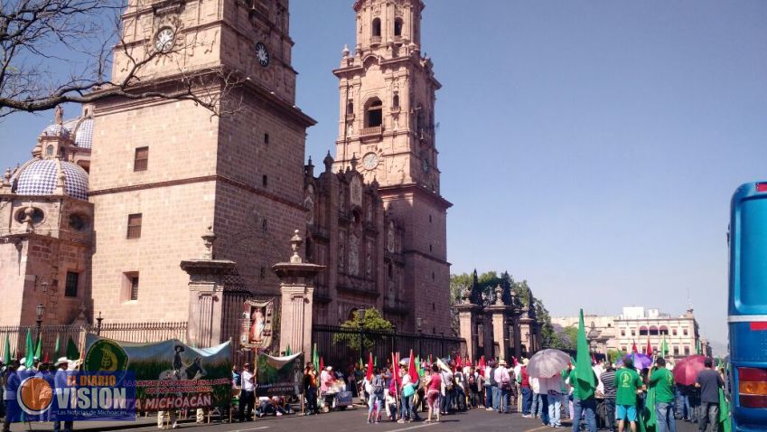 Campesinos protestan frente a Palacio de Gobierno