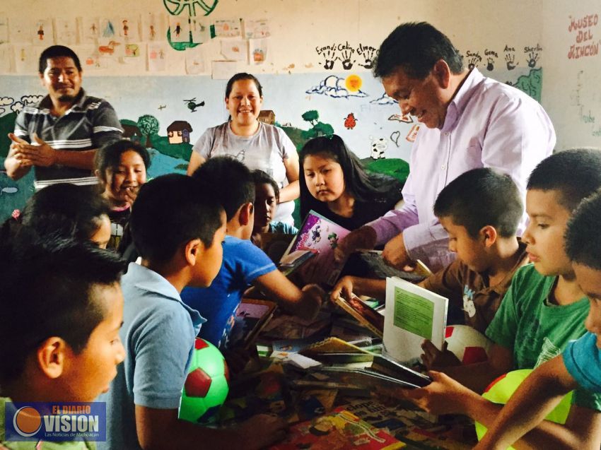 Niños de Santa Fe de la Laguna reciben libros donados por la ciudadanía michoacana 