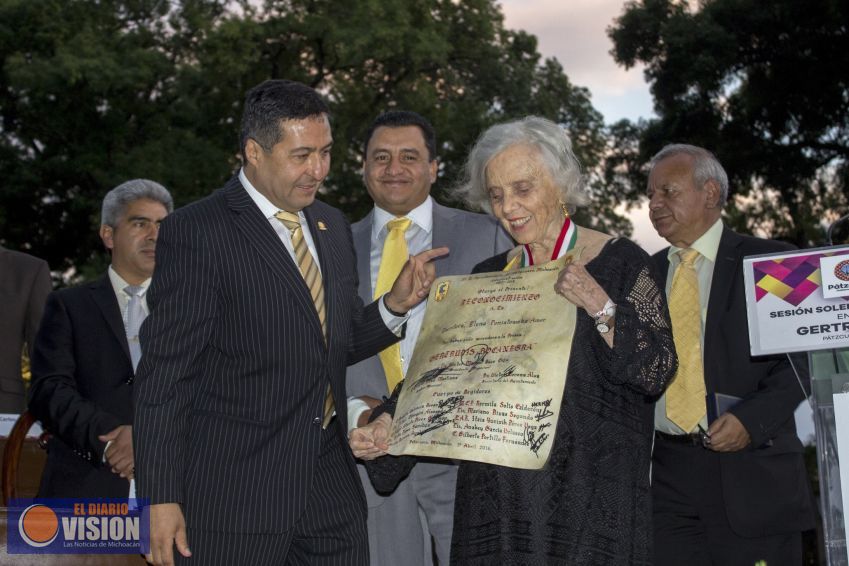 Recibió Elena Poniatowska presea 