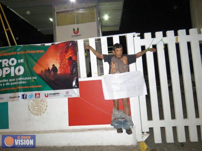 Habitantes de Uruapan, cuelgan a ladrón en la Presidencia Municipal