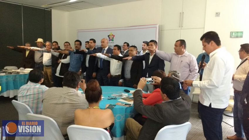 Antonio García toma protesta a la Mesa Directiva de Aalmac en Michoacán