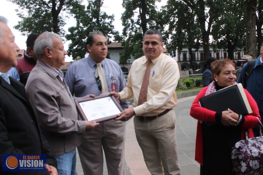 Asociación ecológica entrega reconocimiento al Presidente Municipal de Pátzcuaro