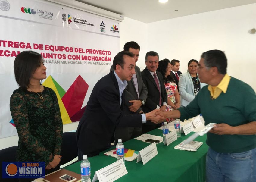 Dotan de equipo tecnológico a 50 microempresarios en Uruapan