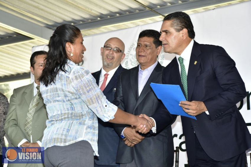 Entrega Silvano Aureoles cerca de 11 millones a escuelas comunitarias 