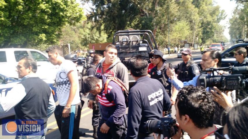  Liberan a normalistas detenidos en Centro de Convenciones