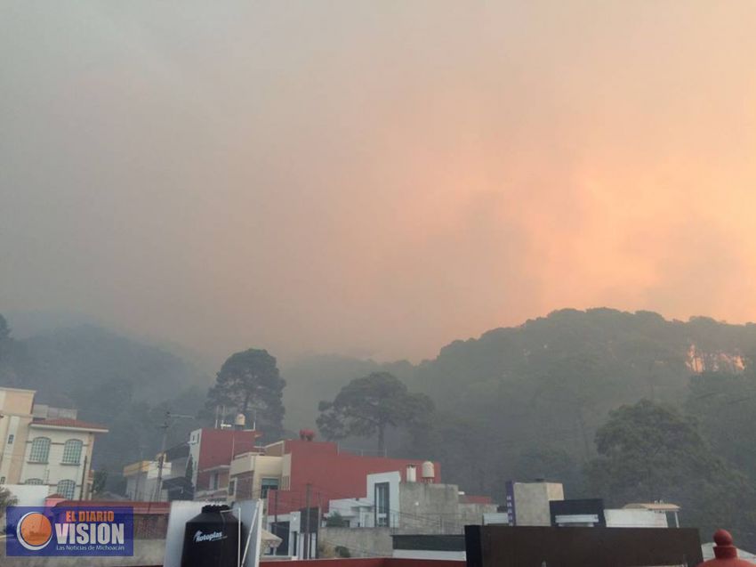 Continúa el incendio y el humo ahoga a Uruapan