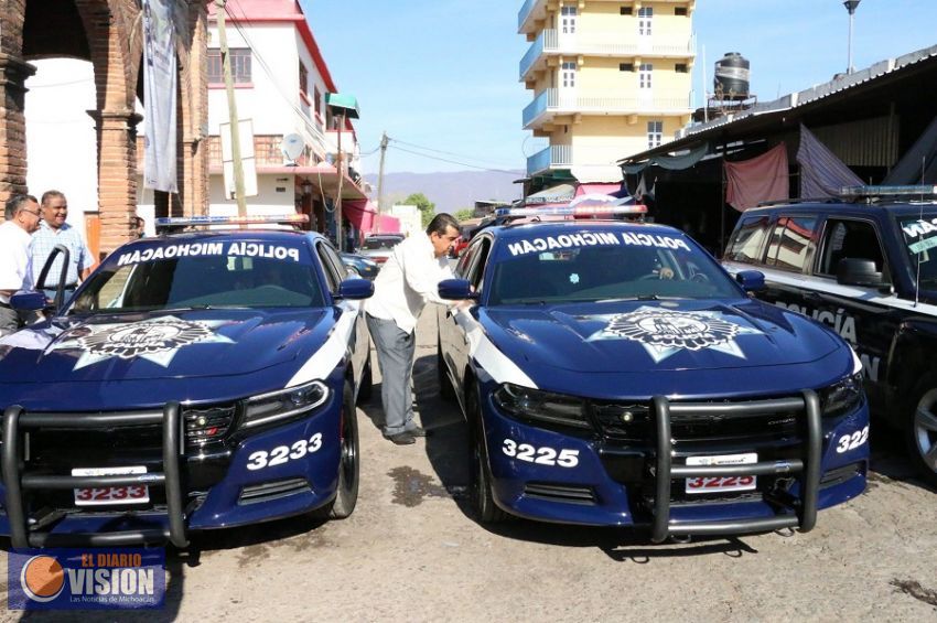 Entrega Elías Ibarra patrullas y uniformes a seguridad pública municipal