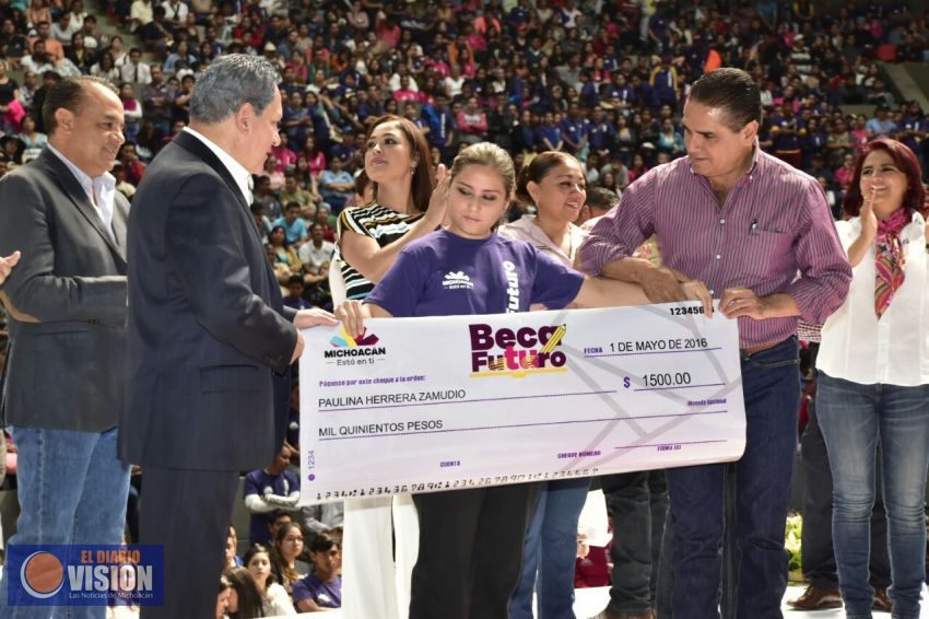 Entrega Silvano Aureoles la primer Beca Futuro 