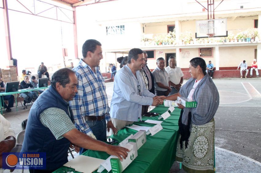 Entregan apoyos en Janitzio, Tecuena y Pacanda