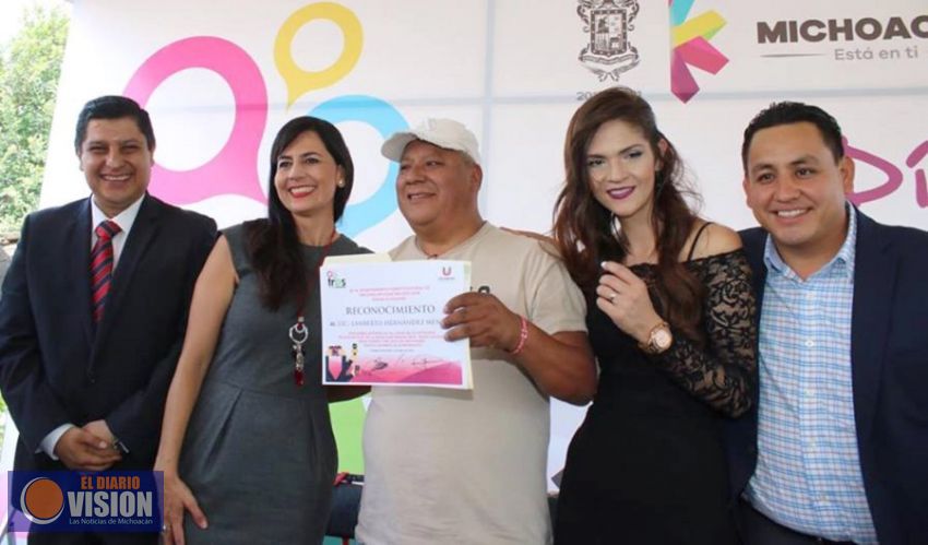 Premian a ganadores del  concurso de periodismo