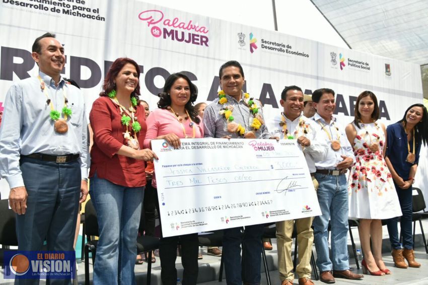 Entrega Silvano Aureoles Créditos a la Palabra a 166 mujeres de Acuitzio