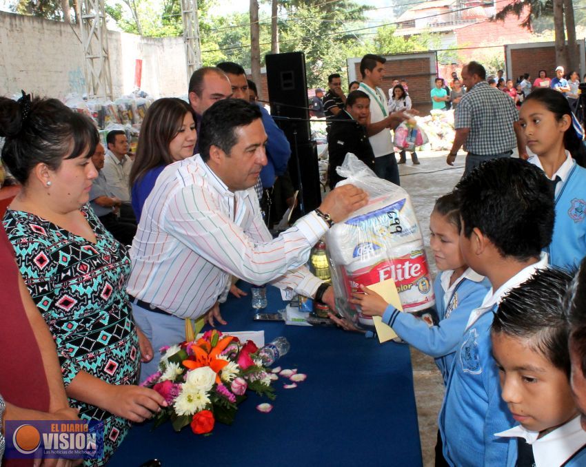 Entregan apoyos del programa de estímulos a la educación en Pátzcuaro