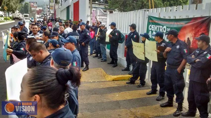 Policías toman Presidencia de Uruapan