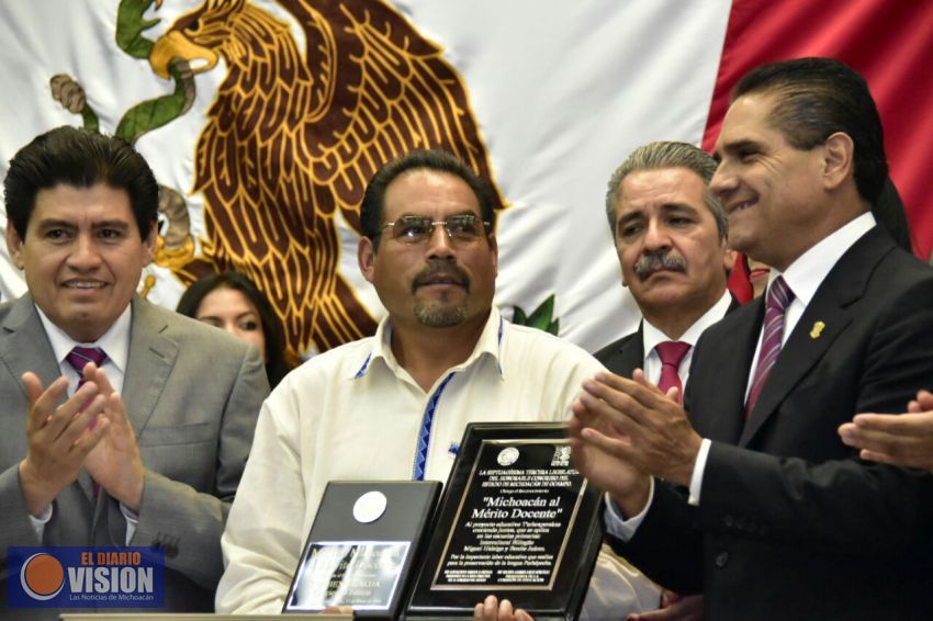 Entrega Congreso la medalla al Mérito Docente